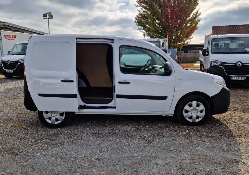 Renault Kangoo blanc 2021 vue de profil droit avec porte coulissante ouverte montrant l’espace de chargement vide.