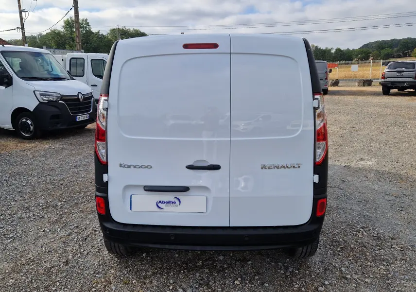 Vue arrière d’un Renault Kangoo blanc 2021 avec portes battantes et feux arrière verticaux visibles.