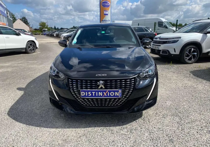 Peugeot 208 noire vue de face, avec calandre distinctive et phares LED en forme de griffes.