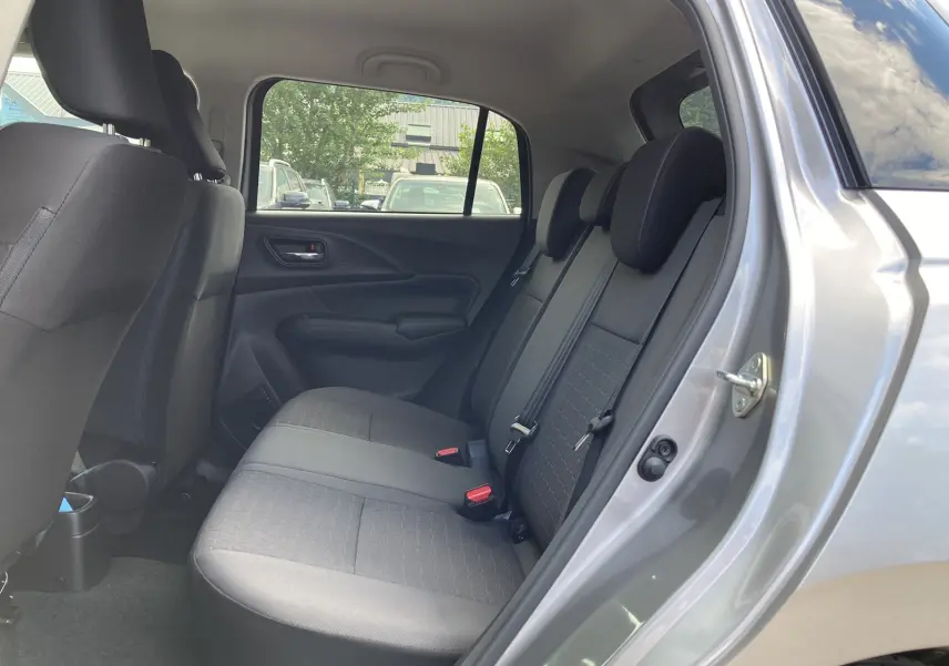 Vue intérieure côté gauche des sièges arrière en tissu gris d'une Suzuki Swift 2025 couleur argent Premium Silver Metal.