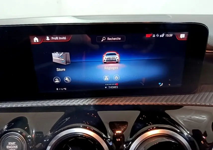 Écran tactile central du tableau de bord de la Mercedes Classe A 250 e Business Line noir, affichant le menu Réglages.