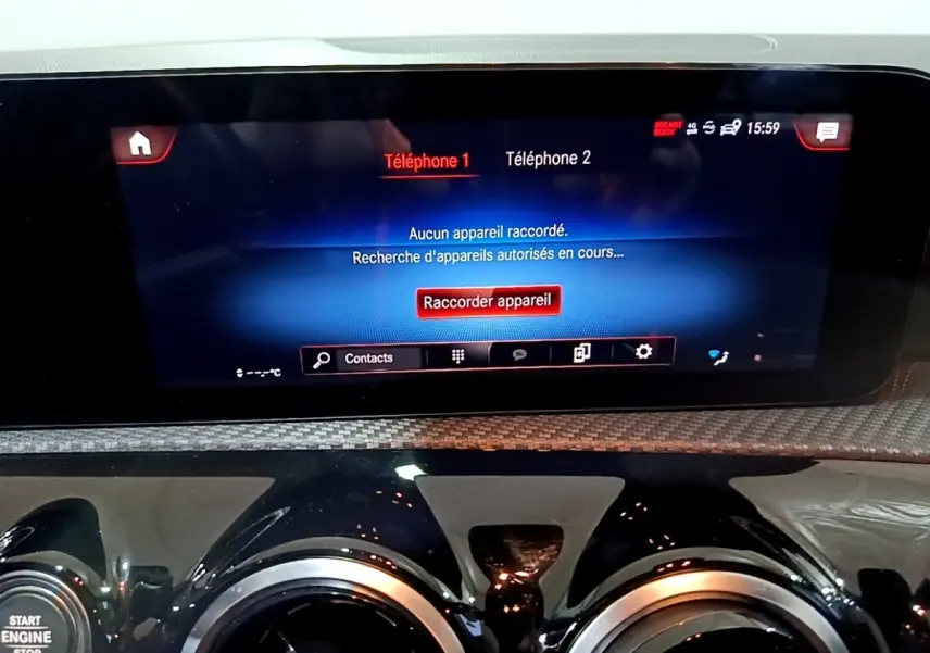 Écran tactile central affichant la connexion Bluetooth dans l’habitacle d’une Mercedes Classe A noire.