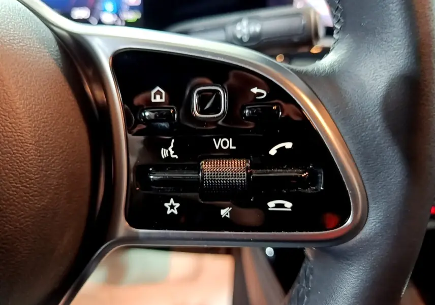 Gros plan sur les commandes noires du volant cuir à droite de la Mercedes Classe A 250 e Business Line 2020.