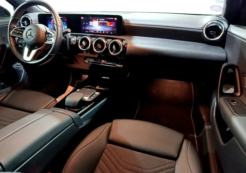 Intérieur noir de la Mercedes Classe A 250 e Business Line 2020, vue côté passager sur tableau de bord et volant.