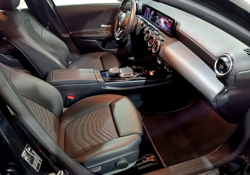 Vue intérieure côté conducteur de la Mercedes Classe A 250 e Business Line 2020, sièges noirs et tableau de bord moderne.