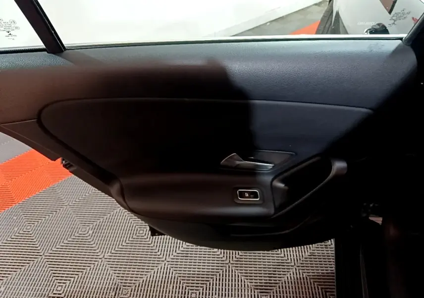 Vue intérieure du panneau de porte arrière droite noir de la Mercedes Classe A 250 e Business Line 2020.