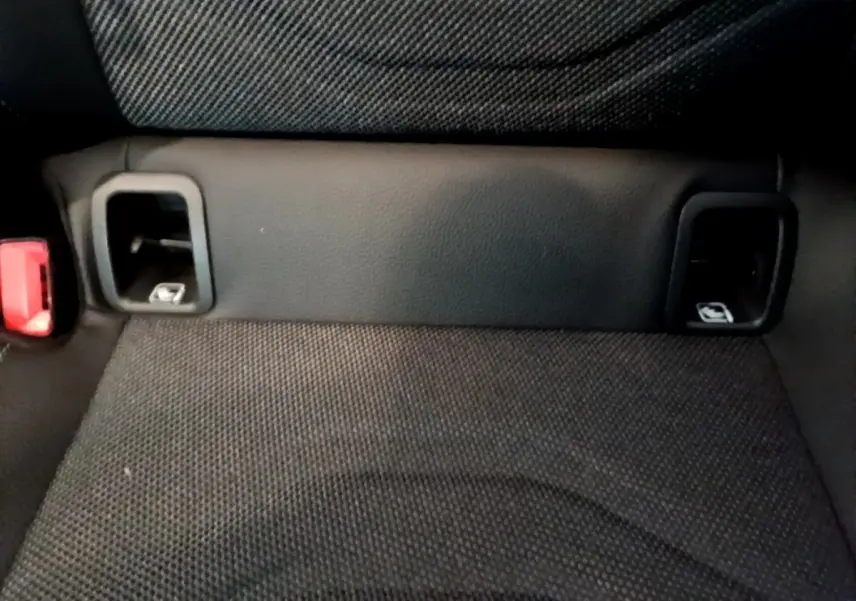 Gros plan sur la banquette arrière noire de la Mercedes Classe A 250 e Business Line avec fixation Isofix visible.
