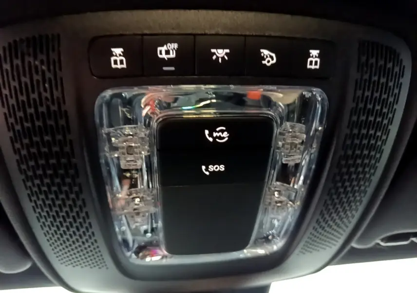 Vue en gros plan du plafonnier noir avec boutons d’appel d’urgence et commandes d’éclairage de la Mercedes Classe A 250 e.