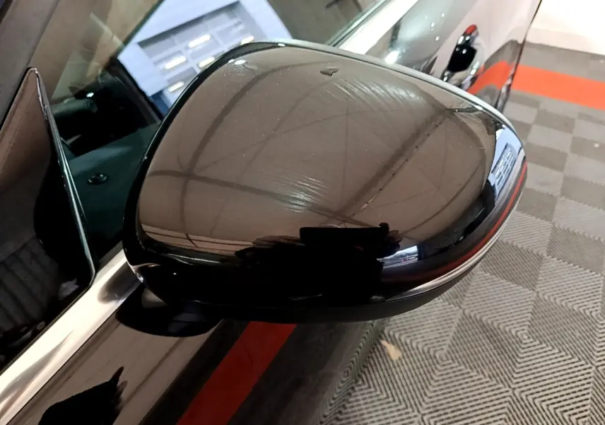 Rétroviseur extérieur droit noir brillant d'une Mercedes Classe A 250 e Business Line 2020, vue rapprochée.