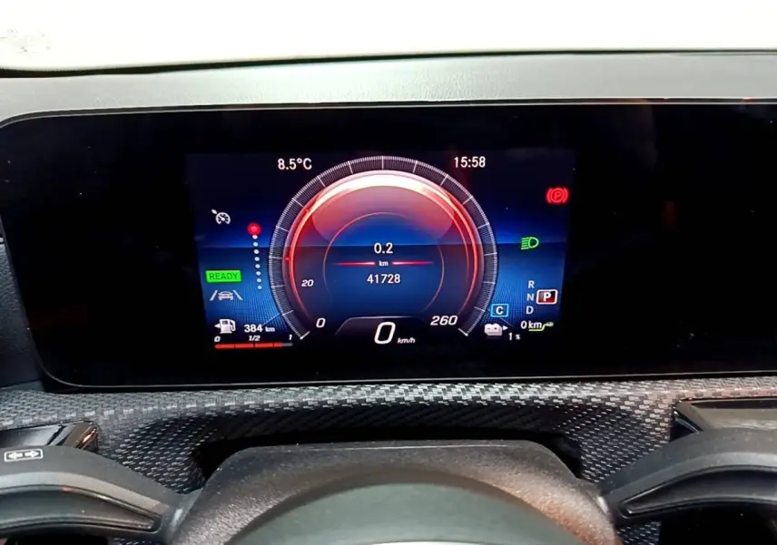 Vue rapprochée du tableau de bord numérique de la Mercedes Classe A 250 e Business Line 2020, affichage couleur moderne.