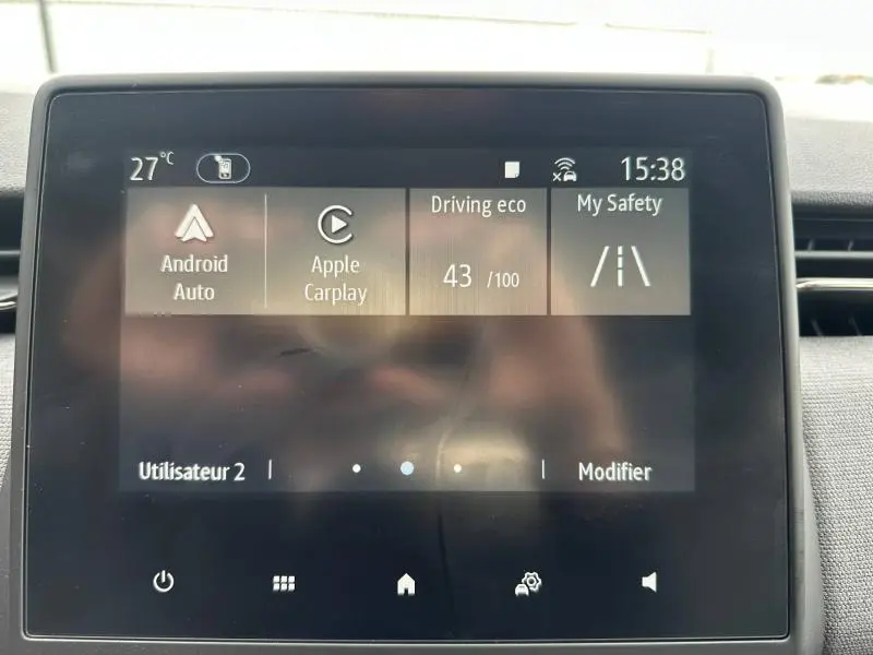 Écran tactile central de la Renault Clio 2025 affichant Android Auto et Apple Carplay, vue intérieure frontale.