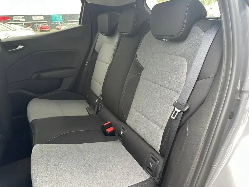 Vue côté droit de la banquette arrière gris clair et noir de la Renault Clio 2025 avec ceintures et appuie-têtes intégrés.