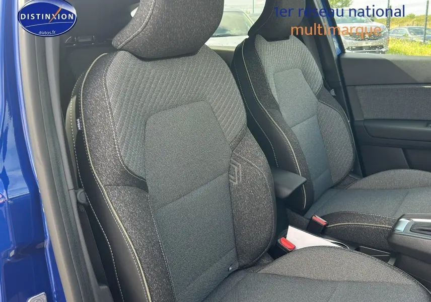 Vue intérieure sur les sièges avant gris avec surpiqûres claires du Renault Captur 1.6 e-tech hybride bleu iron 2025.