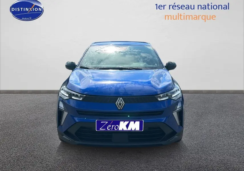 Vue frontale d'un Renault Captur 1.6 e-tech hybride 145 techno bleu iron avec logo Renault bien visible sur calandre.