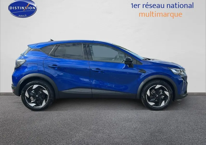 Profil droit du Renault Captur 1.6 e-tech hybride 145 Techno en bleu iron avec jantes alu et vitres teintées.