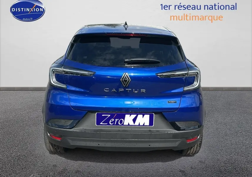 Vue arrière du Renault Captur 1.6 e-tech hybride 145 techno en bleu iron avec feux LED et lunette arrière surteintée.