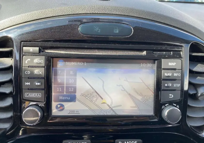 Écran central du système NissanConnect avec navigation et commandes autour, dans un Nissan Juke 2017.