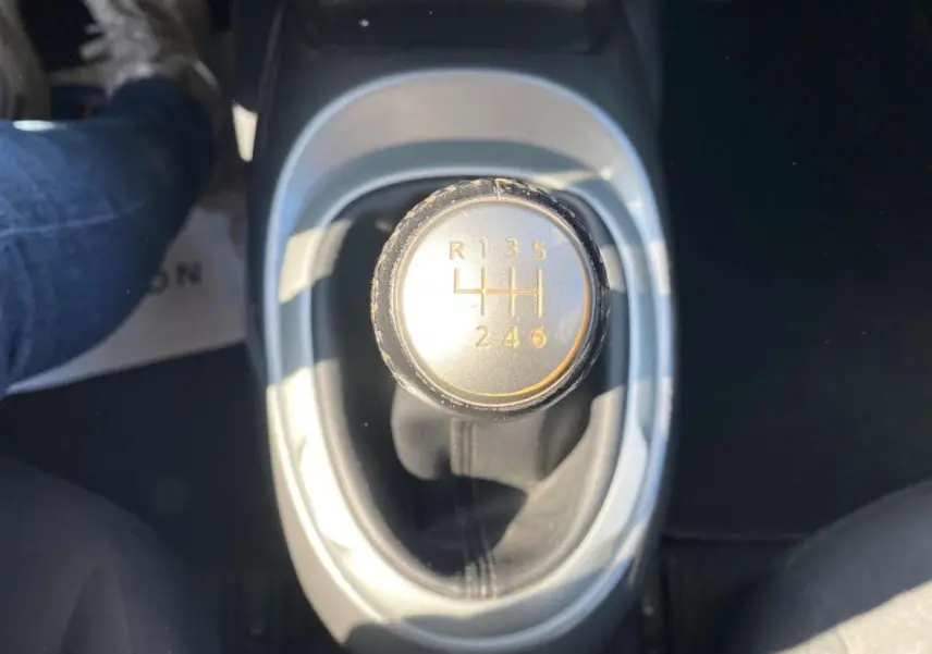 Le levier de vitesses manuel du Nissan Juke 2017 en gros plan, montrant les six rapports et la marche arrière.