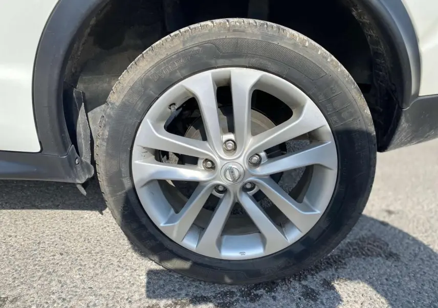 Gros plan sur la jante alliage 17 pouces argentée du côté avant droit d'un Nissan Juke blanc 2017.