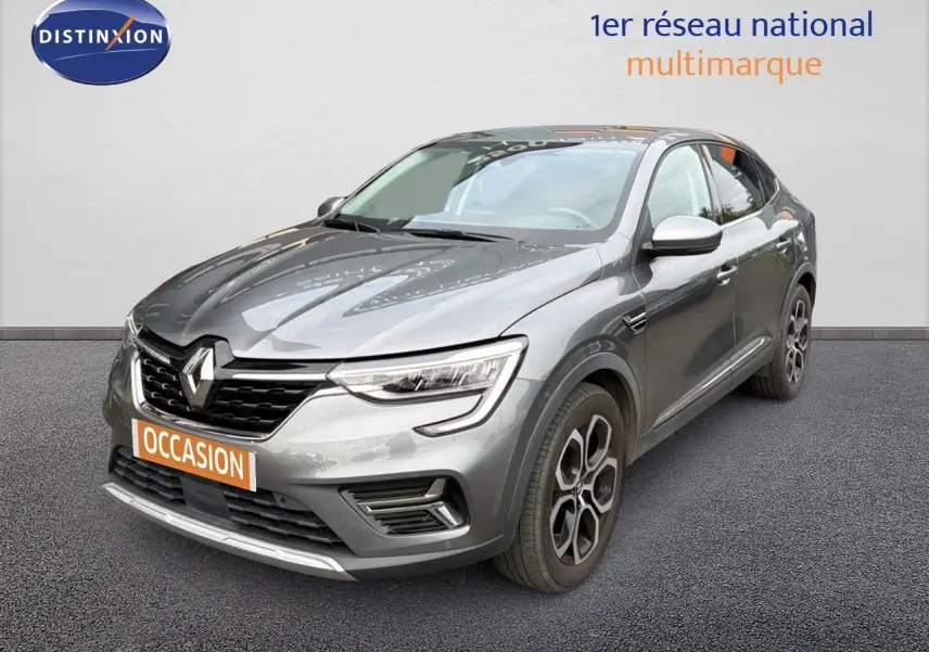 Renault Arkana gris 3/4 avant droit avec jantes bi-ton et calandre noire sur fond neutre showroom.