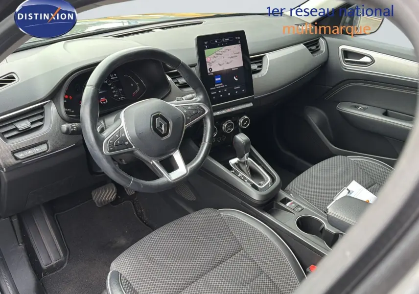 Intérieur avant droit du Renault Arkana 2022, volant multifonction, écran tactile vertical et sellerie tissu gris.