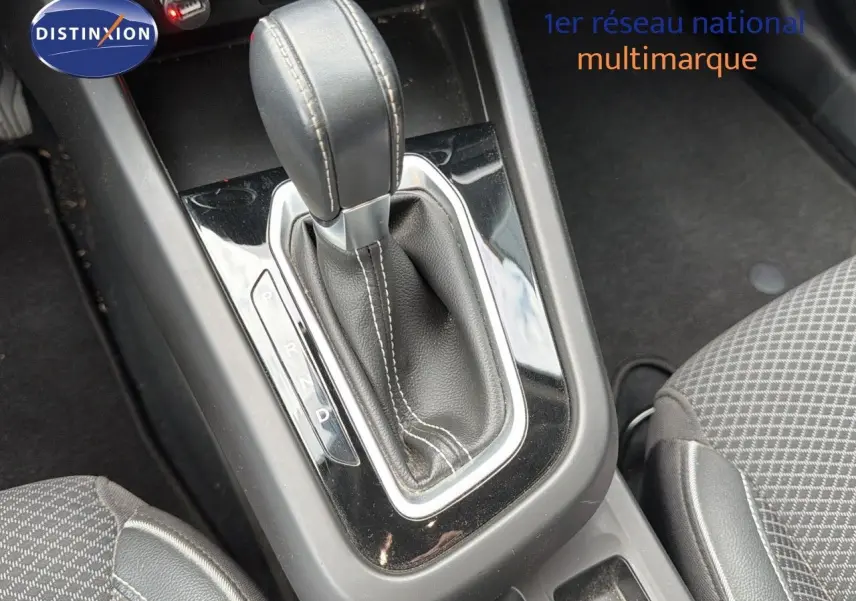 Le levier de vitesses automatique noir de la Renault Arkana 1.3 TCE 140 Intens, vue intérieure centrée.