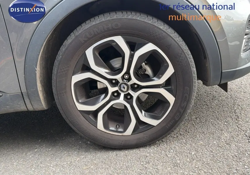 Gros plan sur la roue avant droite d'un Renault Arkana gris 2022 avec jante alliage bicolore et pneu Kumho.