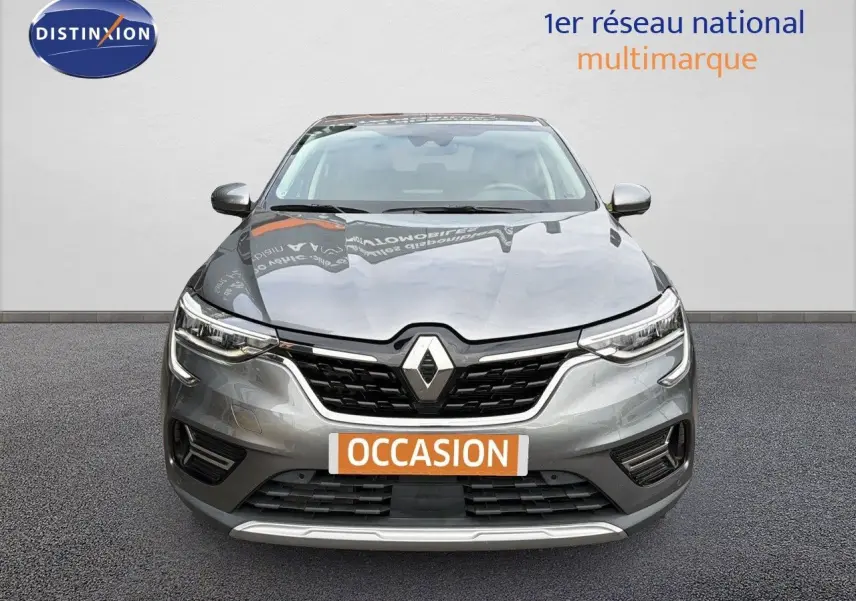 Vue frontale d'une Renault Arkana gris métallisé 2022 avec calandre noire et logo Renault proéminent.