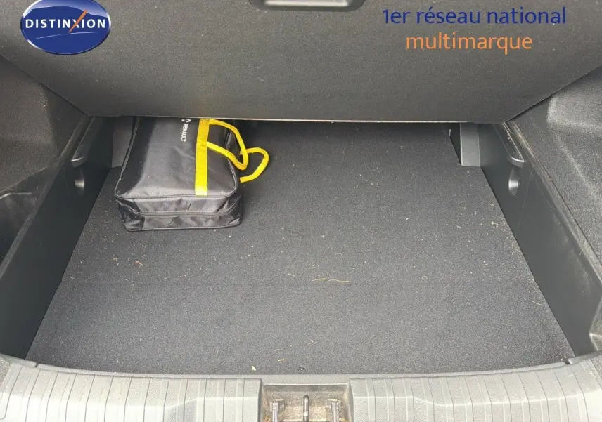 Coffre spacieux d’un Renault Arkana gris 2022, vue intérieure montrant un sac noir avec poignée jaune.