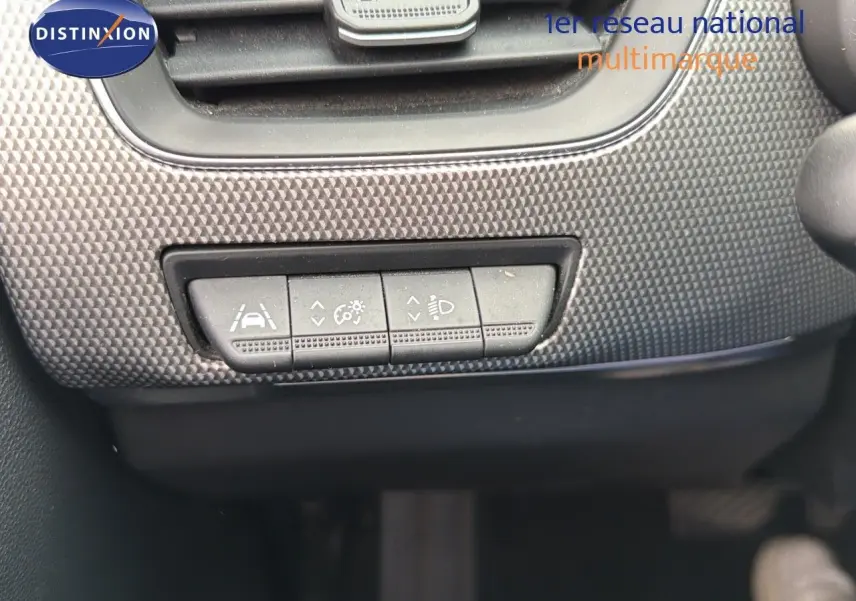 Gros plan sur les commandes d'assistance à la conduite du tableau de bord d'une Renault Arkana gris 2022.