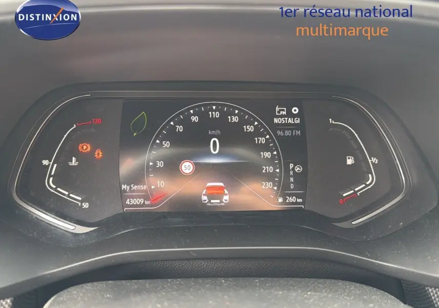 Tableau de bord numérique du Renault Arkana gris 2022, affichant vitesse à 0 km/h et jauges température et carburant.