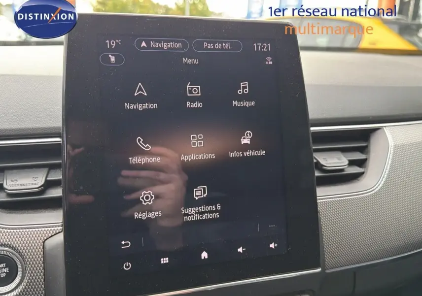 Écran tactile central du tableau de bord du Renault Arkana gris 2022, affichant le menu multimédia et navigation.