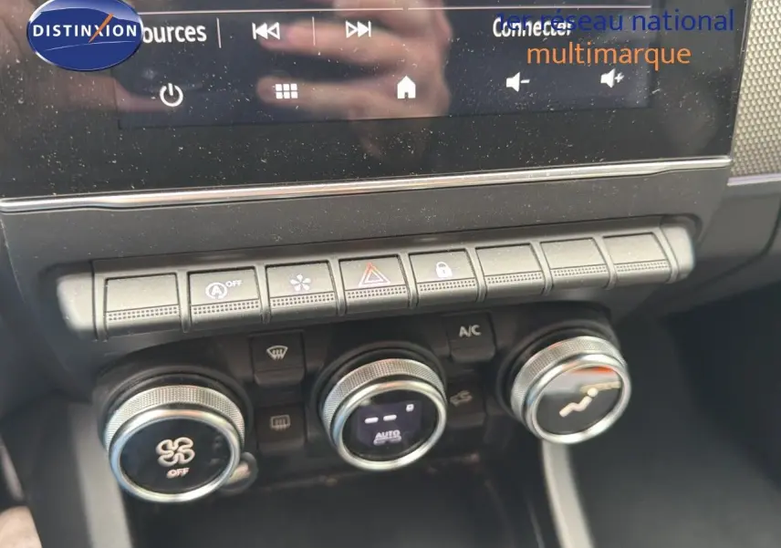 Gros plan sur les commandes de climatisation et boutons de fonction du tableau de bord du Renault Arkana gris 2022.
