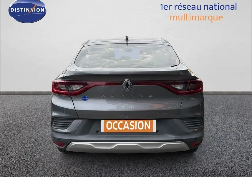 Vue arrière d'une Renault Arkana gris 2022 avec feux LED et logo distinctif sur fond neutre.