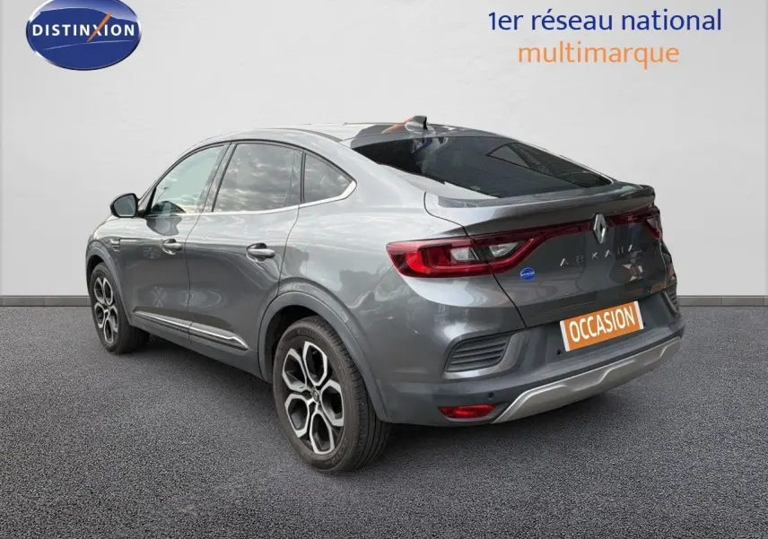 Vue 3/4 arrière droite d'un Renault Arkana gris 2022 avec jantes bi-ton et feux arrière LED distinctifs.