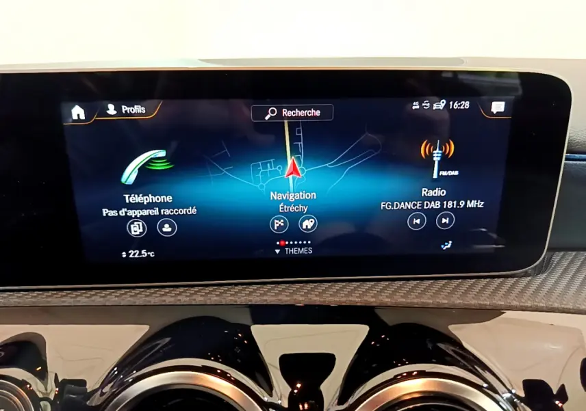 Écran tactile central du tableau de bord de la Mercedes Classe A 180 d Business Line 2020, avec navigation et radio affichées.