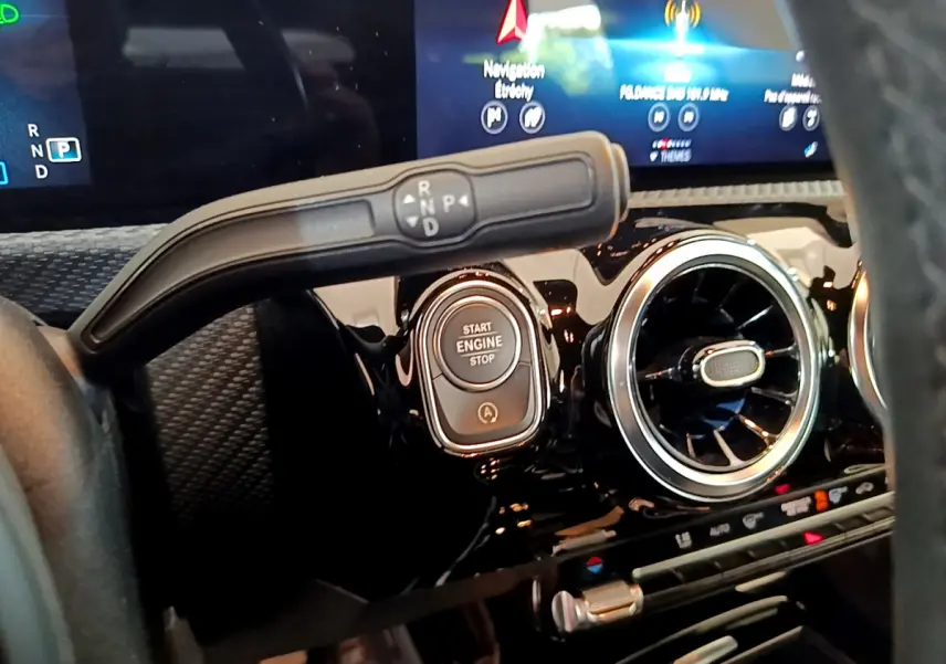 Gros plan sur le tableau de bord de la Mercedes Classe A 180 d Business Line 2020, avec bouton Start/Stop et aérateur rond.