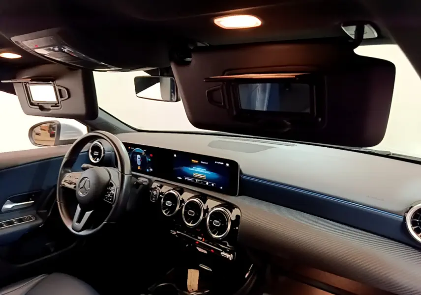 Vue intérieure côté conducteur de la Mercedes Classe A 180 d Business Line 2020, tableau de bord moderne et volant cuir.