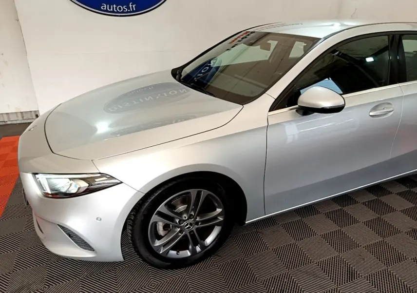 Vue 3/4 avant droit d'une Mercedes Classe A gris clair avec jantes alliage et phares LED ellipsoïdaux.