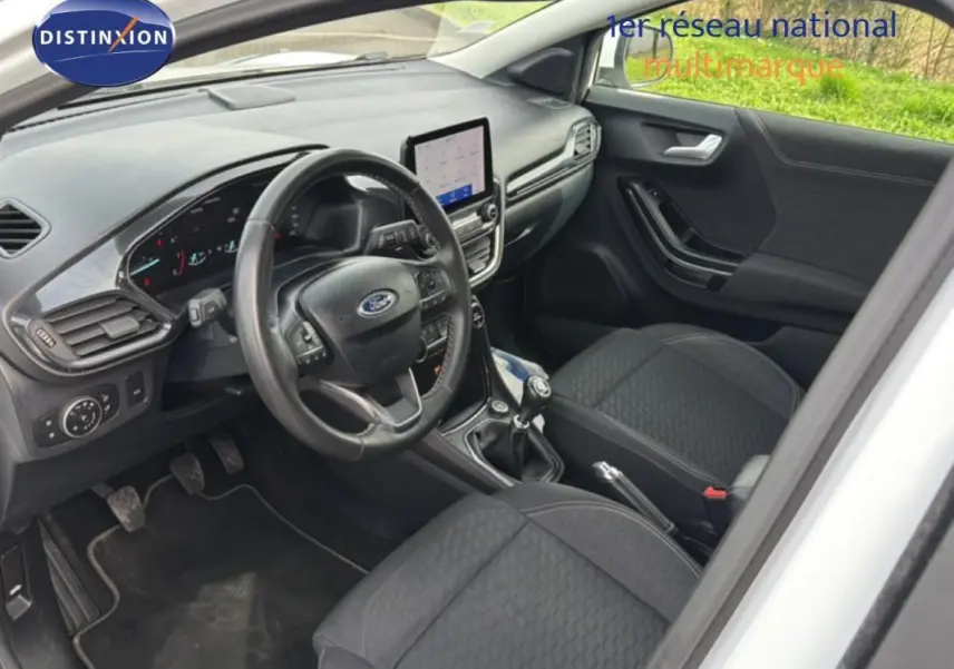 Vue intérieure côté conducteur du Ford Puma blanc 2020, avec tableau de bord moderne et écran tactile central.