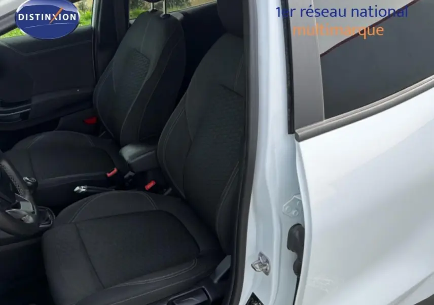 Vue intérieure côté conducteur d'un Ford Puma blanc 2020, sièges sport noirs et vitres surteintées.