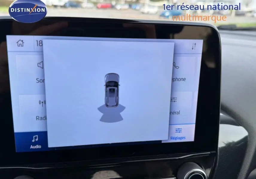 Écran tactile intérieur du Ford Puma blanc 2020 montrant l'alerte de détection autour du véhicule.