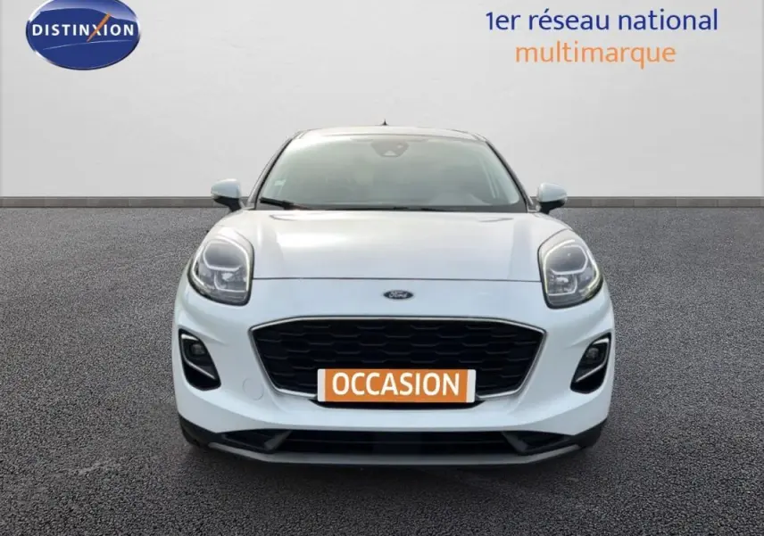 Vue frontale d'un Ford Puma blanc 2020 avec calandre noire et phares LED distinctifs.