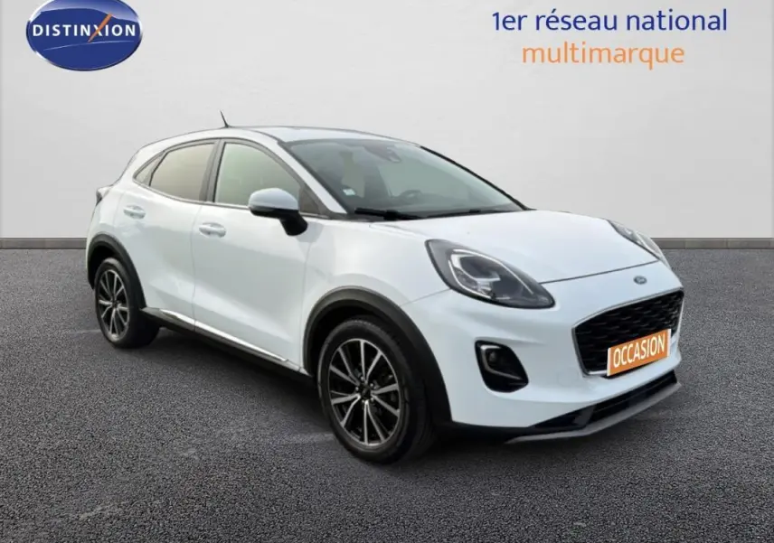 Ford Puma blanc en 3/4 avant droit avec jantes alliage noires et vitres surteintées, sur fond neutre.