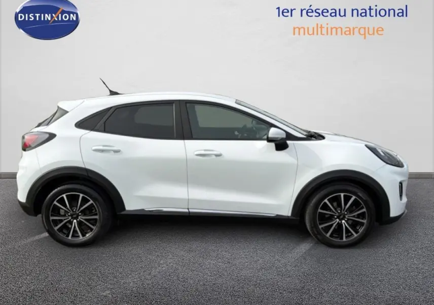 Vue de profil côté gauche d'un Ford Puma blanc 2020 avec jantes alliage noires et vitres surteintées.