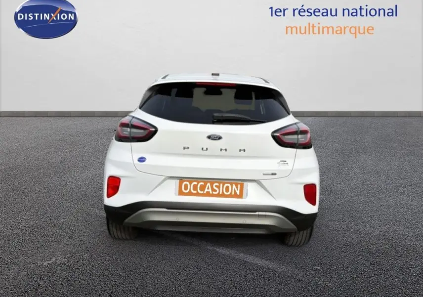 Vue arrière d'un Ford Puma blanc 2020 avec vitres surteintées et jantes alliage, plaque "OCCASION" visible.