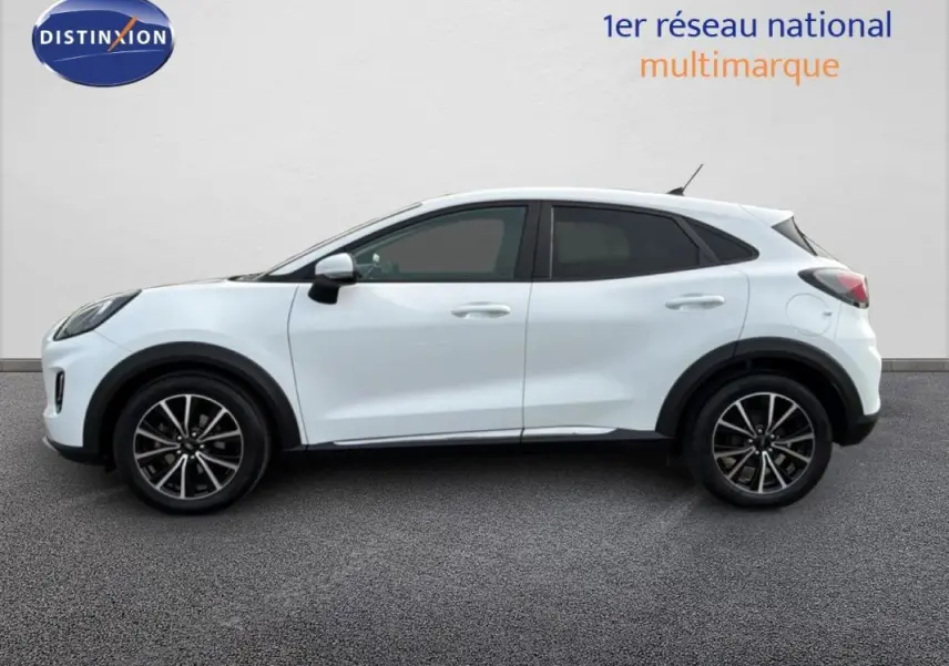 Ford Puma blanc vue de profil côté gauche avec jantes alliage noires et vitres surteintées