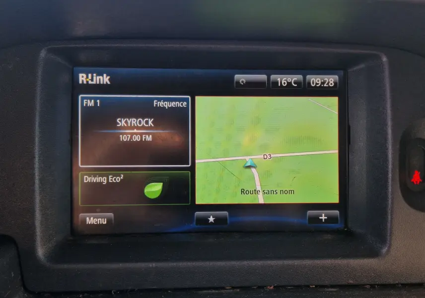 Écran tactile R-Link du Renault Kangoo 2021 affichant la radio Skyrock et la navigation GPS en mode carte.