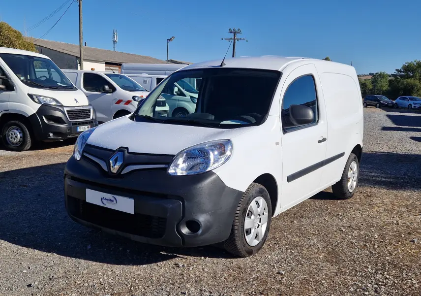 Renault Kangoo blanc vue 3/4 avant droit, fourgonnette utilitaire avec pare-chocs noir mat et jantes acier.