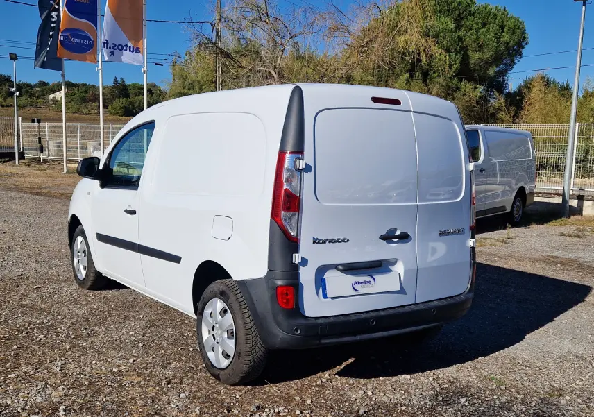 Renault Kangoo blanc vue 3/4 arrière droit, fourgonnette utilitaire avec portes arrière battantes et pare-chocs noirs.